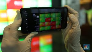 IHSG Meroket! Tembus 7.300, Investor Senang?