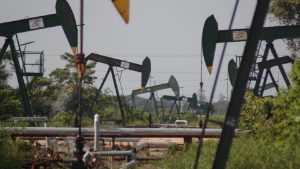 Harga Minyak Dunia Melejit Jelang Libur Natal!