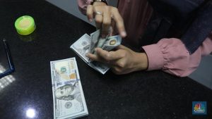 Rupiah Jeblok! Dolar Tembus Rp 15.900