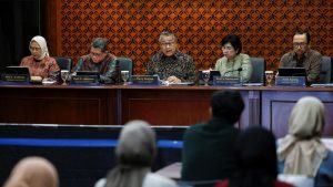 BI Pangkas Suku Bunga, Rupiah Aman? Ekonom Berbagi Pendapat!