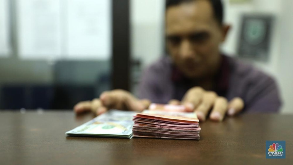 Rupiah Jeblok! Dolar Tembus Rp 16.200