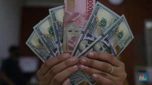 Rupiah Lemas Jelang Akhir Pekan, Dolar Merangkak Naik!