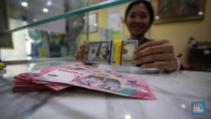 Rupiah Tahan Banting! Dolar AS Stagnan di Rp 16.820
