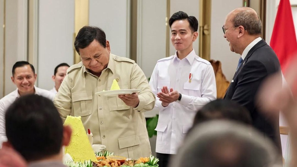 Prabowo Potong Tumpeng, Danantara Siap Geber Proyek Nasional!