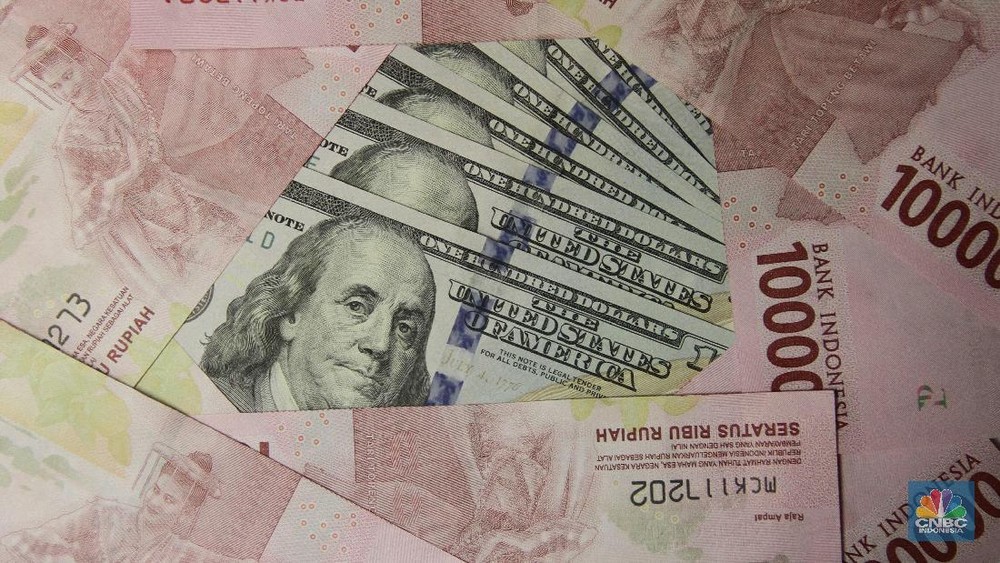 Rupiah Terkapar! Dolar AS Menggila di Awal Pekan?