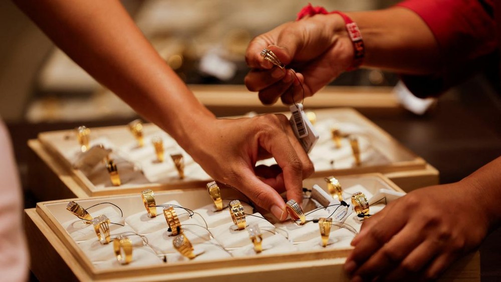 Emas Terbang Tinggi: Akankah Kilau Logam Mulia Ini Terus Berlanjut?