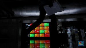 IHSG Terbang Tinggi! Sentuh Rekor 8.600, Ada Apa?