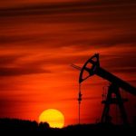 Harga Minyak Terjungkal! Dolar Perkasa, Pasokan Banjir?