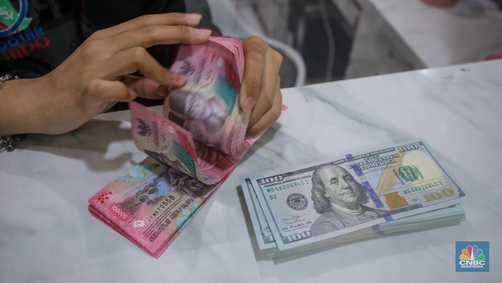 Rupiah Terjebak! Dolar AS Kuasai Panggung Rp16.725