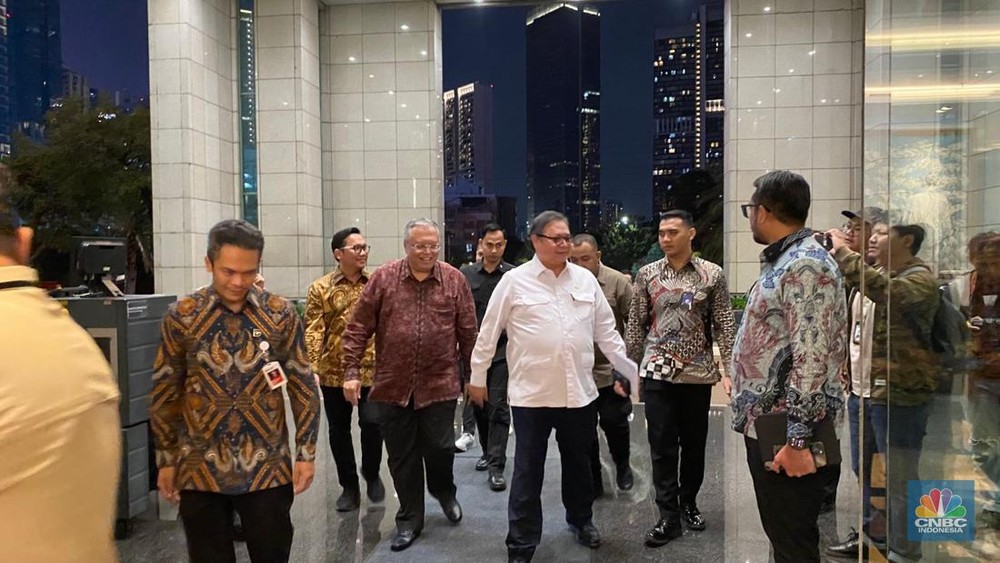 Badai Pasar Modal Mencekam: Rapat Darurat Bos & Menteri Terungkap!