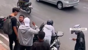 Haluannews Ekonomi -  Fenomena gagal bayar pinjaman pada lembaga keuangan acap kali menjadi momok, mendorong perusahaan pembiayaan untuk mengambil langkah tegas. Ketika debitur sulit dihubungi atau menunggak pembayaran, jasa penagih utang atau yang dikenal dengan "mata elang" (matel) seringkali dimanfaatkan untuk menarik jaminan fidusia. Profesi ini dikenal memiliki risiko tinggi, bahkan tak jarang diwarnai insiden kekerasan. Pertanyaannya, seberapa sebandingkah imbalan yang diterima dengan risiko pekerjaan yang diemban?