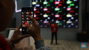 Haluannews Ekonomi -  Bursa Efek Indonesia (BEI) kembali mengeluarkan sinyal peringatan dini bagi para pelaku pasar. Dua emiten, PT Cipta Perdana Lancar Tbk. (PART) dan PT Asia Pacific Investama Tbk. (MYTX), kini berada dalam pengawasan ketat setelah pergerakan harga sahamnya dinilai tidak wajar. Pengumuman Unusual Market Activity (UMA) ini berlaku efektif mulai Jumat, 20 Februari 2026, sebagai langkah proaktif untuk melindungi kepentingan investor.