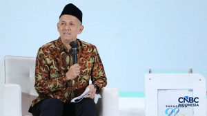 Haluannews Ekonomi -  Jakarta – Industri keuangan syariah di Indonesia memiliki potensi besar untuk tumbuh dan bersaing secara global, asalkan mampu mengedepankan pelayanan prima, inovasi berkelanjutan, serta struktur biaya yang kompetitif. Demikian disampaikan Ketua Dewan Komisioner Lembaga Penjamin Simpanan (LPS), Anggito Abimanyu, dalam sebuah diskusi panel di Jakarta.