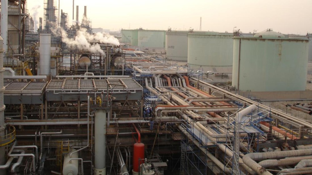 Teluk Persia Memanas: Kuwait Pangkas Minyak, Harga Melonjak!