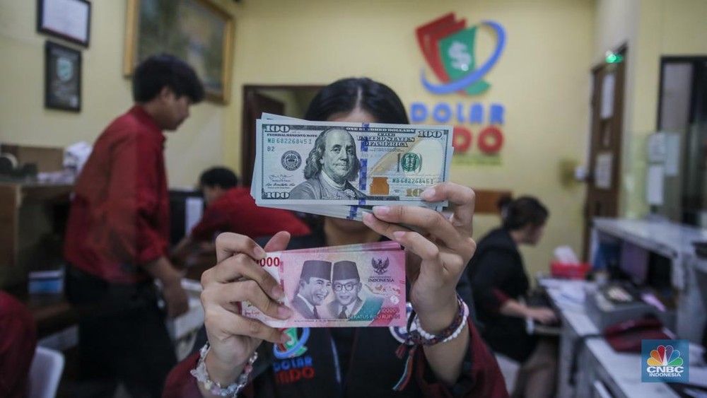 Ancaman Baru Rupiah! Dolar AS Melesat ke Rp16.940, Pasar Waspada