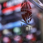 Haluannews Ekonomi - Pergerakan pasar modal Indonesia pada Rabu (1/4/2026) menyajikan dinamika yang patut dicermati. Indeks Harga Saham Gabungan (IHSG) berhasil menorehkan penguatan yang solid, namun di balik itu, investor asing masih menunjukkan kecenderungan untuk melepas saham, terutama dari sektor perbankan raksasa. Data yang dihimpun Haluannews.id menunjukkan bahwa aksi jual bersih investor asing (net foreign sell) menyusut signifikan menjadi Rp165,5 miliar, jauh lebih rendah dibandingkan Rp1,28 triliun pada hari sebelumnya.