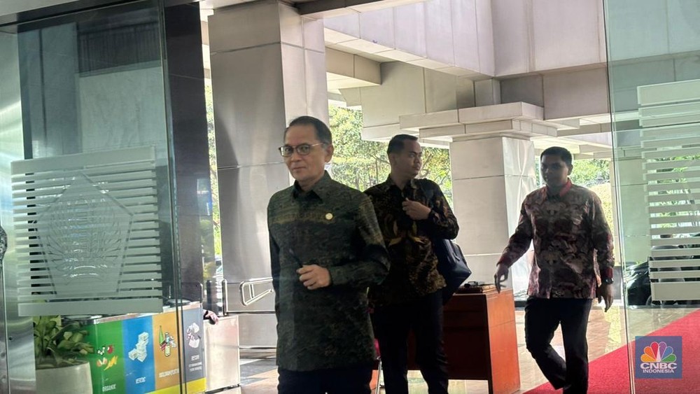 Haluannews Ekonomi -  Jakarta – Sejumlah entitas di sektor asuransi terpantau belum merampungkan kewajiban pelaporan keuangan tahun buku 2025. Batas waktu yang ditetapkan, yakni 31 Maret 2026, telah terlampaui, memicu pertanyaan di kalangan pelaku pasar. Otoritas Jasa Keuangan (OJK) melalui Kepala Eksekutif Pengawas Perasuransian, Penjaminan, dan Dana Pensiun, Ogi Prastomiyono, akhirnya buka suara terkait fenomena ini, seperti dilaporkan Haluannews.id.