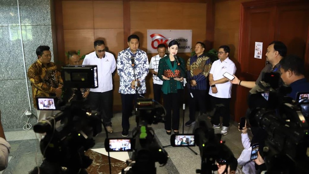 Haluannews Ekonomi - Otoritas Jasa Keuangan (OJK) mengambil langkah strategis untuk mempercepat program prioritas pembangunan nasional, khususnya penyediaan tiga juta rumah bagi masyarakat, termasuk Usaha Mikro, Kecil, dan Menengah (UMKM). Kebijakan ini berpusat pada penguatan Sistem Layanan Informasi Keuangan (SLIK) dan sinergi lintas kementerian/lembaga, serta pemangku kepentingan terkait.