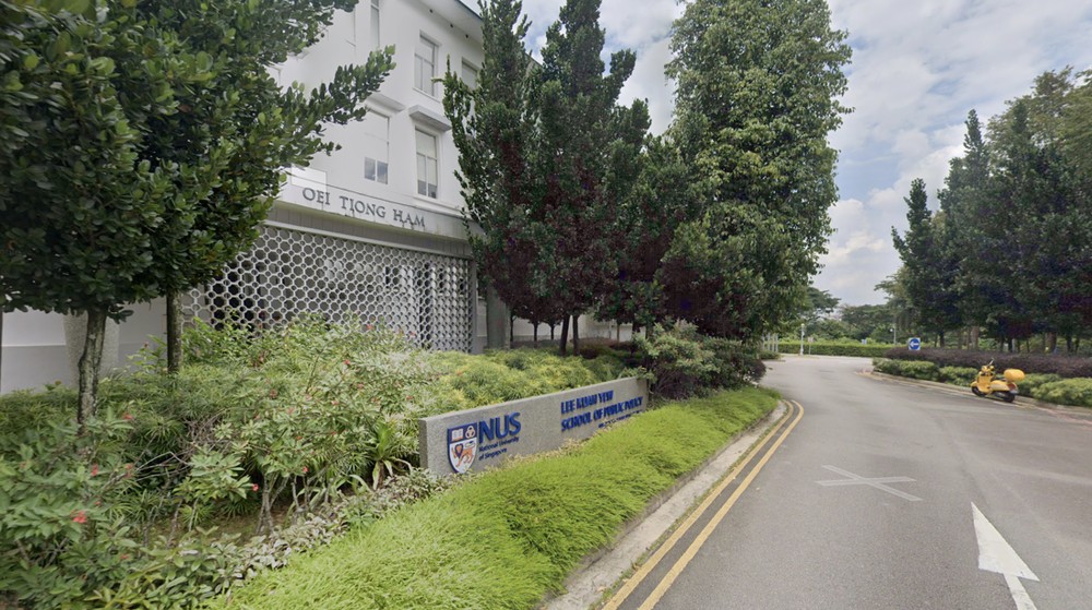 Haluannews Ekonomi - Singapura telah lama menjadi magnet bagi para pengusaha Indonesia untuk menanamkan modal dan aset. Namun, sedikit yang menyadari bahwa jauh sebelum era modern, seorang konglomerat asal Indonesia pernah menguasai lahan seluas seperempat dari total wilayah Negeri Singa tersebut. Bayangkan, dari luas 728,6 km2 Singapura, sekitar 182 km2 di antaranya berada di bawah kepemilikan pengusaha visioner ini. Saking besarnya pengaruh dan kontribusinya, namanya bahkan diabadikan pada jalan-jalan dan gedung-gedung ikonik di Singapura. Siapakah sosok di balik dominasi ekonomi lintas negara ini?