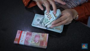 Rupiah Anjlok ke Rekor Baru! Bank Asing Pasang Harga Dolar Fantastis