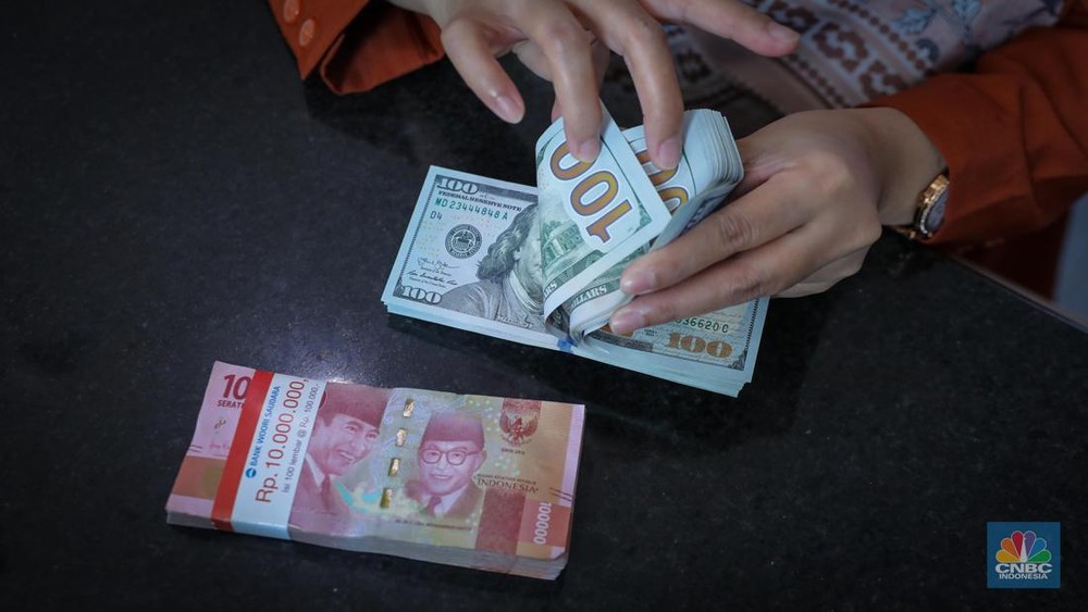 Rupiah Anjlok ke Rekor Baru! Bank Asing Pasang Harga Dolar Fantastis