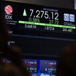 Haluannews Ekonomi -  Otoritas Jasa Keuangan (OJK), berkolaborasi dengan Self Regulatory Organization (SRO), telah mengambil langkah signifikan dengan memperluas klasifikasi data pemegang saham. Inisiatif ini meningkatkan kategori profil investor di pasar modal Indonesia dari sembilan menjadi 39 jenis, menandai komitmen terhadap transparansi dan granularitas informasi. Upaya ini merupakan hasil koordinasi intensif antara OJK dengan Kustodian Sentra Efek Indonesia (KSEI), anggota bursa (AB), hingga bank kustodian.