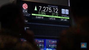 Haluannews Ekonomi -  Otoritas Jasa Keuangan (OJK), berkolaborasi dengan Self Regulatory Organization (SRO), telah mengambil langkah signifikan dengan memperluas klasifikasi data pemegang saham. Inisiatif ini meningkatkan kategori profil investor di pasar modal Indonesia dari sembilan menjadi 39 jenis, menandai komitmen terhadap transparansi dan granularitas informasi. Upaya ini merupakan hasil koordinasi intensif antara OJK dengan Kustodian Sentra Efek Indonesia (KSEI), anggota bursa (AB), hingga bank kustodian.