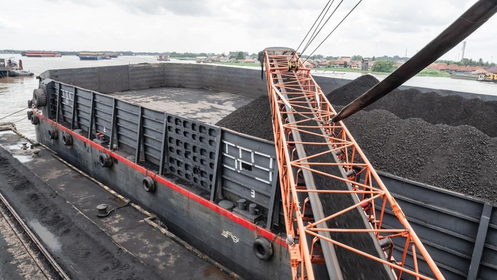 Badai Harga Batu Bara Hantam PTBA: Laba Ambles 43%!