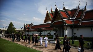 Haluannews Ekonomi - Kisah jatuh bangunnya takdir seorang bangsawan tinggi seringkali menjadi cerminan gejolak sejarah. Inilah yang dialami Pangeran Paribatra Sukhumbandu, putra mahkota Raja Chulangkorn atau Rama V dari Siam (kini Thailand), yang harus menukar kemewahan istana dengan kesederhanaan hidup sebagai tukang kebun di Bandung. Kisah ini, yang merupakan bagian dari Haluannews.id Insight, menyoroti bagaimana peristiwa politik besar di masa lalu dapat mengubah total arah hidup seseorang, bahkan seorang pangeran, dan relevansinya hingga kini.