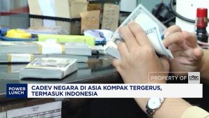 Haluannews Ekonomi - Cadangan devisa (cadev) di berbagai negara Asia, termasuk Indonesia, terpantau mengalami tren penurunan yang signifikan. Kondisi ini terjadi di tengah gejolak dan tekanan ekonomi global yang kian meningkat, memicu kekhawatiran di kalangan pelaku pasar.