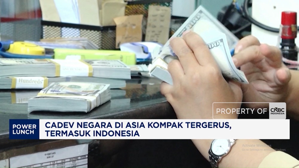 Haluannews Ekonomi - Cadangan devisa (cadev) di berbagai negara Asia, termasuk Indonesia, terpantau mengalami tren penurunan yang signifikan. Kondisi ini terjadi di tengah gejolak dan tekanan ekonomi global yang kian meningkat, memicu kekhawatiran di kalangan pelaku pasar.
