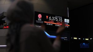 Haluannews Ekonomi - Indeks Harga Saham Gabungan (IHSG) memulai perdagangan Selasa (26/5/2026) dengan tekanan signifikan, melanjutkan tren pelemahan setelah sempat menunjukkan sinyal pemulihan sehari sebelumnya. Menjelang penutupan sesi pertama, indeks acuan bursa domestik ini terkapar, anjlok 71,11 poin atau setara 1,15%, dan bertengger di level 6.135,24. Pergerakan IHSG hari ini sempat berada dalam rentang 6.132,57 hingga 6.286,87.
