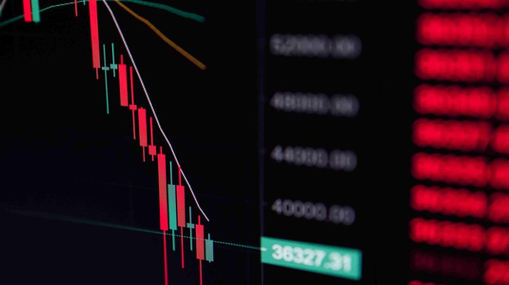 Haluannews Ekonomi - Pasar modal Indonesia menghadapi gejolak pada perdagangan Rabu (20/5), di mana Indeks Harga Saham Gabungan (IHSG) ditutup melemah signifikan 0,82% ke level 6.318,50. Penurunan ini dipicu oleh tekanan berat pada saham-saham sektor industri dasar, meskipun investor asing masih menunjukkan aktivitas beli bersih di seluruh pasar.