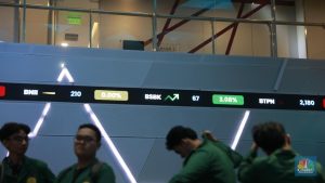 Haluannews Ekonomi - Pasar modal Indonesia kembali diwarnai sentimen negatif. Indeks Harga Saham Gabungan (IHSG) mengalami koreksi signifikan pada perdagangan Selasa (26/5/2026), melanjutkan tren pelemahan setelah sempat menunjukkan sinyal penguatan sehari sebelumnya. Pada penutupan sesi pertama, IHSG terpukul 56,67 poin atau setara 0,91%, mengakhiri perdagangan di level 6.149,68. Pergerakan indeks sempat berfluktuasi cukup lebar, mencapai titik terendah 6.132,57 dan tertinggi 6.286,87.