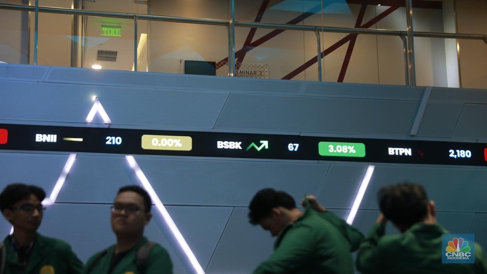 Haluannews Ekonomi - Pasar modal Indonesia kembali diwarnai sentimen negatif. Indeks Harga Saham Gabungan (IHSG) mengalami koreksi signifikan pada perdagangan Selasa (26/5/2026), melanjutkan tren pelemahan setelah sempat menunjukkan sinyal penguatan sehari sebelumnya. Pada penutupan sesi pertama, IHSG terpukul 56,67 poin atau setara 0,91%, mengakhiri perdagangan di level 6.149,68. Pergerakan indeks sempat berfluktuasi cukup lebar, mencapai titik terendah 6.132,57 dan tertinggi 6.286,87.