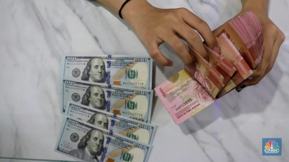 haluannews.id - Pergerakan nilai tukar rupiah belakangan ini menjadi sorotan utama, memicu perdebatan luas di kalangan masyarakat setelah sempat menyentuh level Rp18.000 terhadap dolar Amerika Serikat. Banyak yang bertanya-tanya, bagaimana nasib mata uang Garuda ke depan? 1 haluannews.id - Pergerakan nilai tukar rupiah belakangan ini menjadi sorotan utama, memicu perdebatan luas di kalangan masyarakat setelah sempat menyentuh level Rp18.000 terhadap dolar Amerika Serikat. Banyak yang bertanya-tanya, bagaimana nasib mata uang Garuda ke depan?