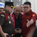 Haluannews Ekonomi - Kejaksaan Agung (Kejagung) kembali mengukir langkah tegas dalam pemberantasan korupsi dengan menetapkan mantan Kepala Badan Gizi Nasional (BGN), Dadan Hindayana, sebagai tersangka. Penangkapan ini mengejutkan publik, mengingat Dadan baru saja dicopot dari jabatannya oleh Presiden RI Prabowo Subianto. Sorotan publik semakin tajam setelah terungkapnya laporan harta kekayaan Dadan yang mencapai angka fantastis, menembus Rp9,02 miliar.