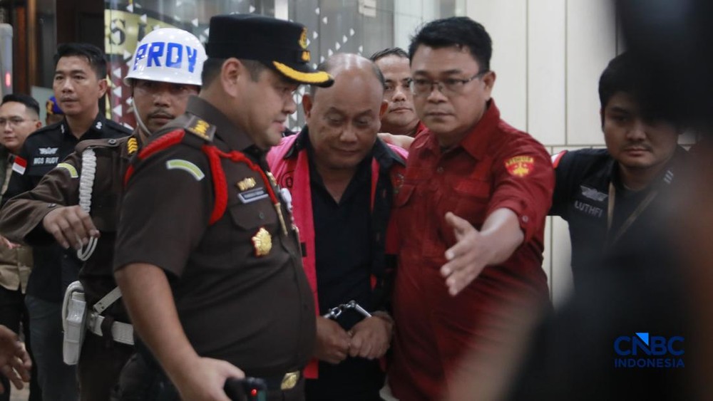 Haluannews Ekonomi - Kejaksaan Agung (Kejagung) kembali mengukir langkah tegas dalam pemberantasan korupsi dengan menetapkan mantan Kepala Badan Gizi Nasional (BGN), Dadan Hindayana, sebagai tersangka. Penangkapan ini mengejutkan publik, mengingat Dadan baru saja dicopot dari jabatannya oleh Presiden RI Prabowo Subianto. Sorotan publik semakin tajam setelah terungkapnya laporan harta kekayaan Dadan yang mencapai angka fantastis, menembus Rp9,02 miliar.