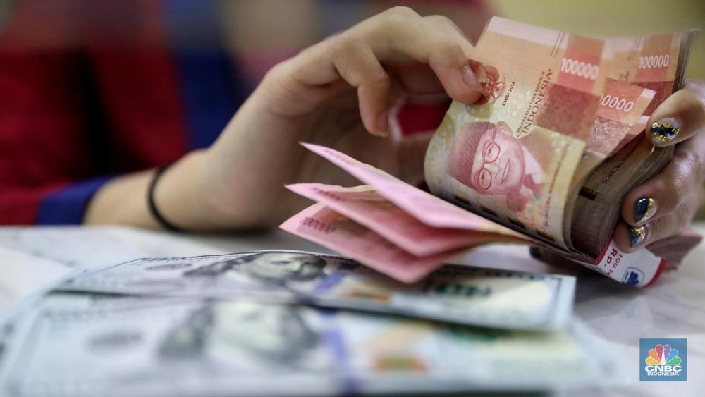 Dolar AS Tumbang Rupiah Bangkit Akhir Pekan Cuan