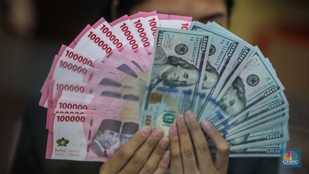 Dolar Mengamuk Rupiah Terancam Sentuh Rp18 Ribu