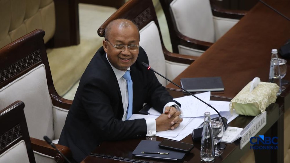 Resmi Sarjito Nahkodai OJK Sektor Krusial