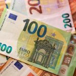 Euro Terpuruk Akibat Krisis Obligasi Prancis