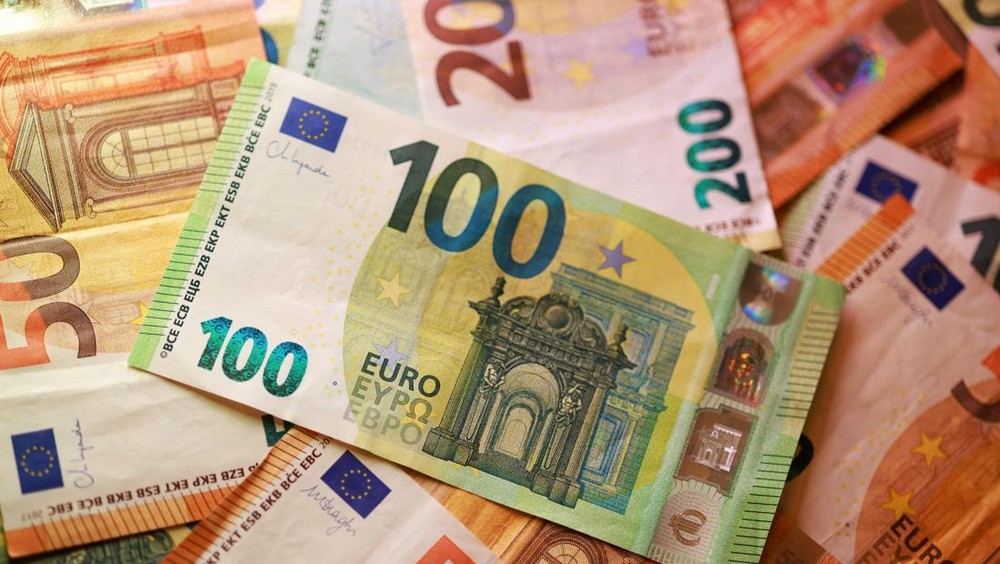 Euro Terpuruk Akibat Krisis Obligasi Prancis 1 Euro Terpuruk Akibat Krisis Obligasi Prancis